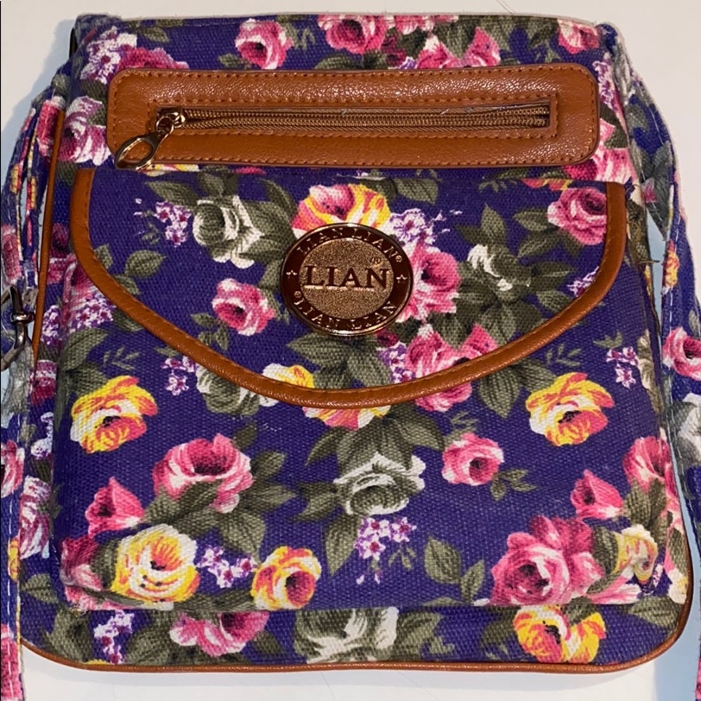 Crossbag three pockets in the crossbag
